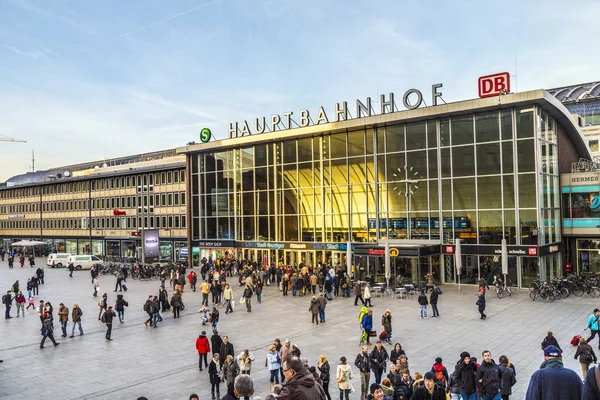 Persone sulla stazione ferroviaria principale di Colonia in Germania — Foto Stock