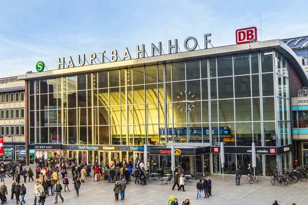 Persone sulla stazione ferroviaria principale di Colonia in Germania — Foto Stock