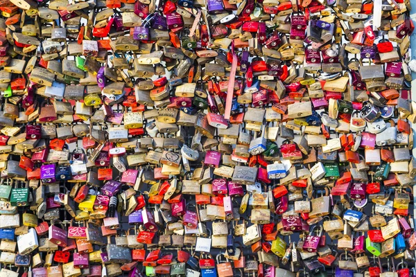 Lockers at the Hohenzollern bridge symbolize  love forever — Stock Photo, Image