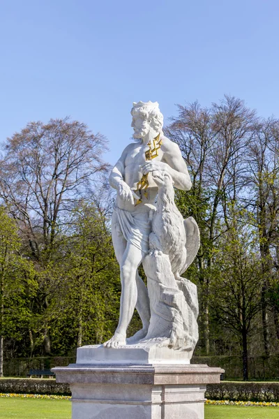 Statue schloss Munich, Nymphenburg palace on sunny day — Stok fotoğraf