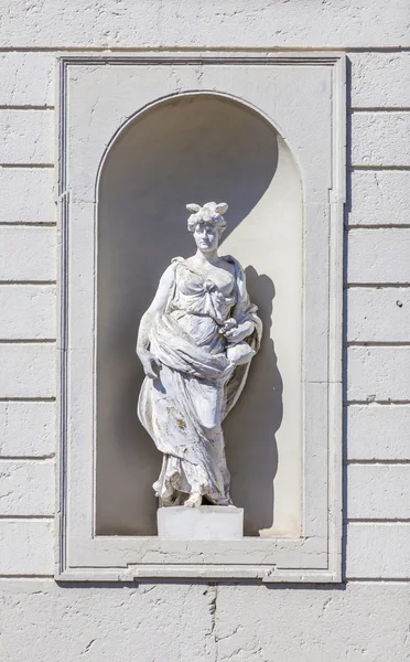 Statues at the castle of Oberschleissheim in munich — Stok fotoğraf