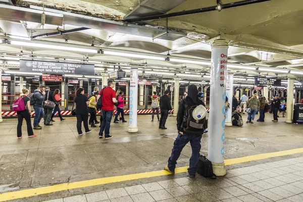 Mensen wachten op metro station times square in New York — Stockfoto