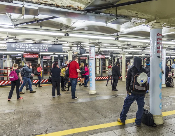 Mensen wachten op metro station times square in New York — Stockfoto