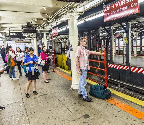 Mensen wachten op metro station times square in New York — Stockfoto