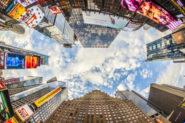 Times Square, con teatros de Broadway y un gran número de —  Fotos de Stock