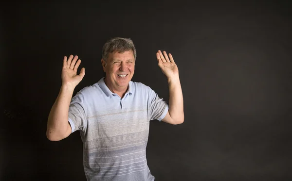 Homem casual bonito olhando para a câmera — Fotografia de Stock