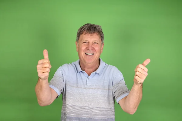 Homem casual bonito olhando para a câmera — Fotografia de Stock