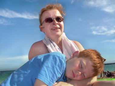 Anneler kollarında uyuyan sevimli çocuk seviyor