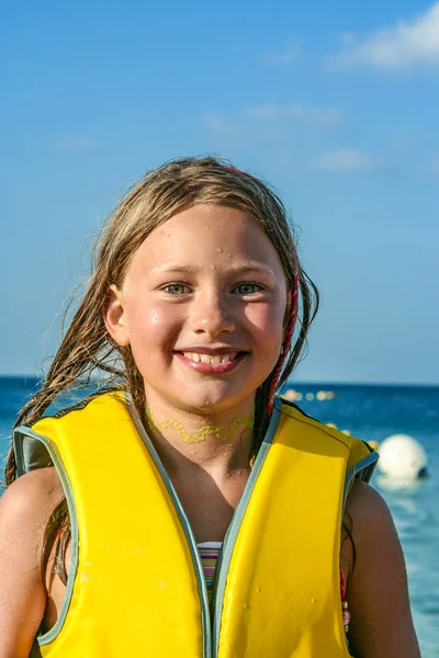Młoda dziewczyna na plaży z mokrych włosów — Zdjęcie stockowe
