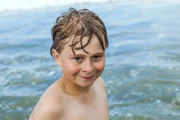 Beyaz genç çocuk plaja sahiptir — Stok fotoğraf