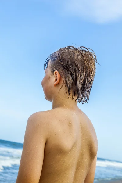 Caucasiano adolescente menino goza da praia — Fotografia de Stock