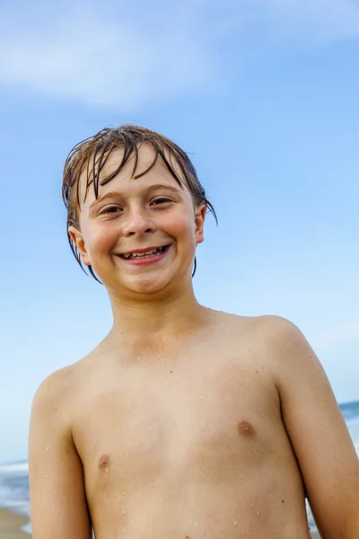 Caucasian teenage boy enjoys  the beach — Stock Photo, Image