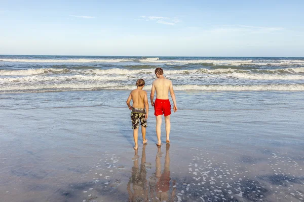 Хлопчики розслабляються на пляжі — стокове фото