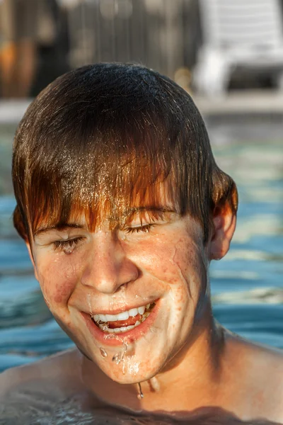 Kind heeft plezier in het buitenzwembad — Stockfoto