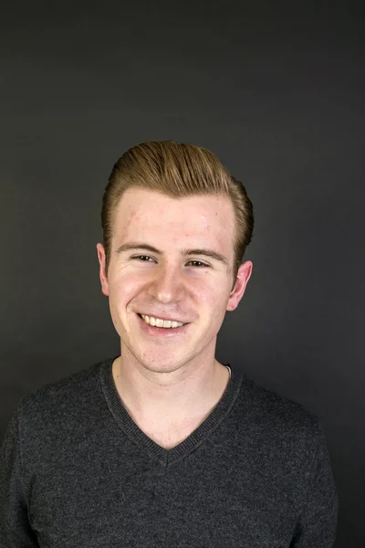 Aranyos tizenéves fiú vörös hajú portréja — Stock Fotó