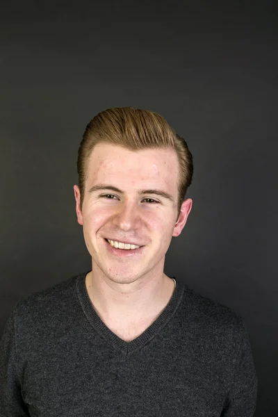 Portret van schattige tiener jongen met rood haar — Stockfoto