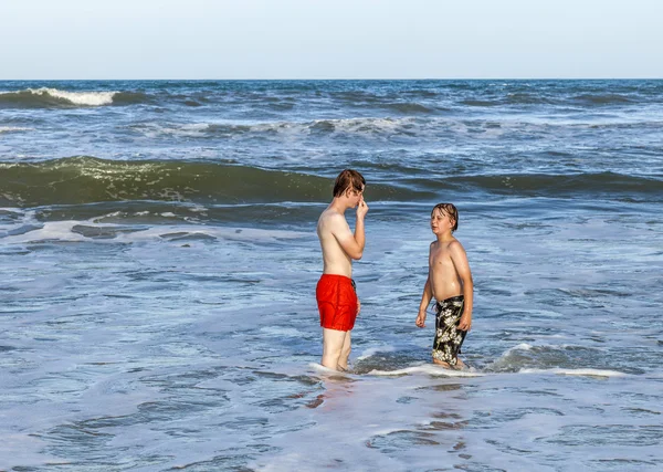 Boys relaxing at the beach — Stock Photo, Image