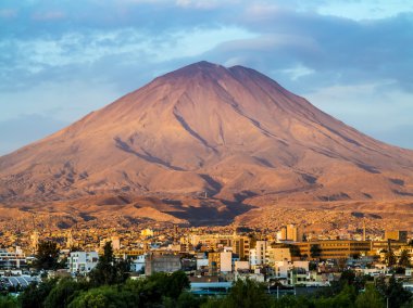 Arequipa, Peru ile adam onun ikonik yanardağ Chachani
