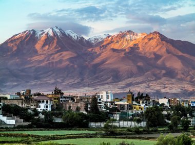 Arequipa, Peru ile adam onun ikonik yanardağ Chachani