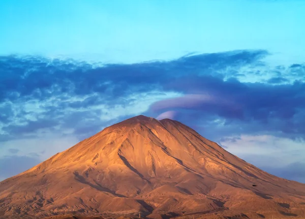 Arequipa, Peru, z jej charakterystycznym wulkan Chachani w deseń — Zdjęcie stockowe