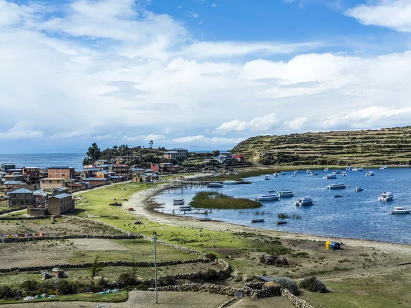 Vista para o lago Titicaca em Isla del Sol com pequena aldeia Yumani — Fotografia de Stock