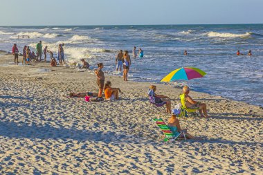 İnsanlar St. Augustine 'deki güzel plajın tadını çıkarıyor.