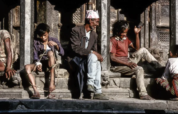 Unidentified nepalese people enjoy sitting at the main temp — Stock Photo, Image