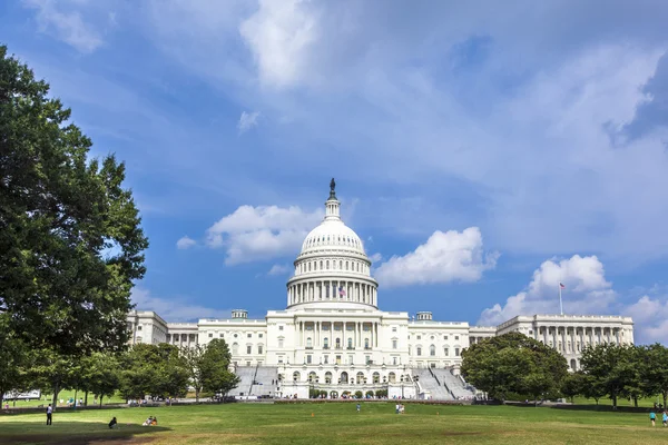 People at the meadow in front of the United States Capitol build — Stock Photo, Image