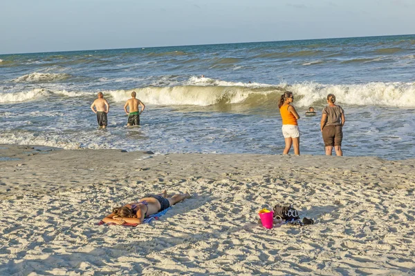 Ludzie cieszą się piękną plażą w St. Augustine — Zdjęcie stockowe