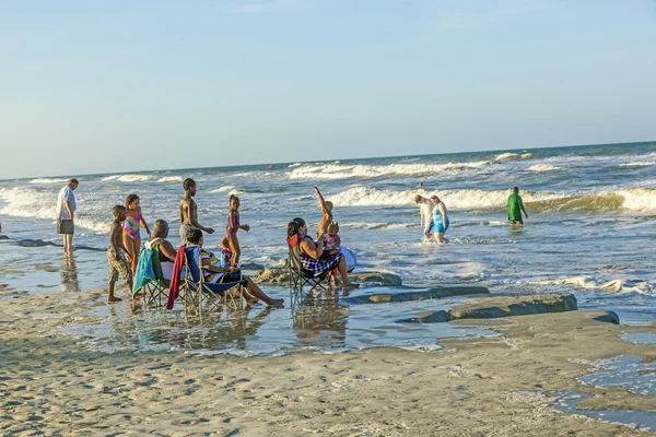 Az emberek élvezik a gyönyörű strand St. Augustine — Stock Fotó