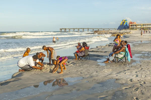 Menschen genießen den schönen Strand in St. Augustine — Stockfoto