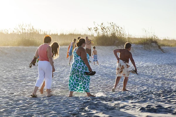 People enjoy the beautiful beach in St. Augustine — Stock Photo, Image