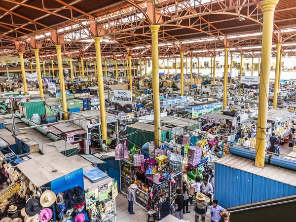 Persone vendono merci al mercato centrale di Arequipa — Foto Stock