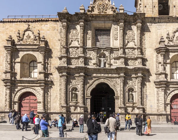 Gente local se reúne frente a la Basílica de San Francisco —  Fotos de Stock