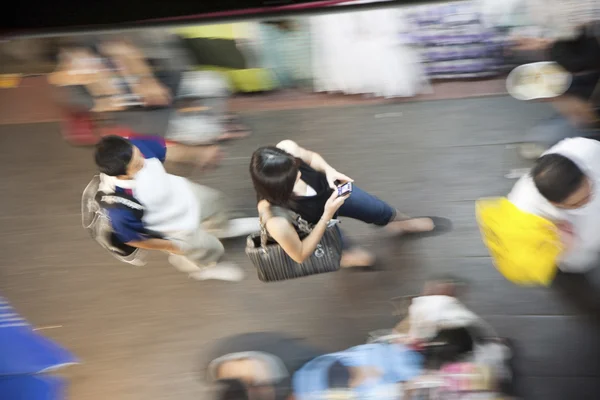 People are walking on the sidewalk — Stock Photo, Image