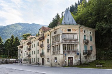 Belluno, İtalya için Serra köprüsünde eski terk edilmiş bir otel
