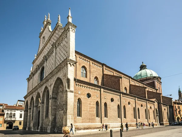 People visit the dome from Vicenca, Italy — Stock Photo, Image