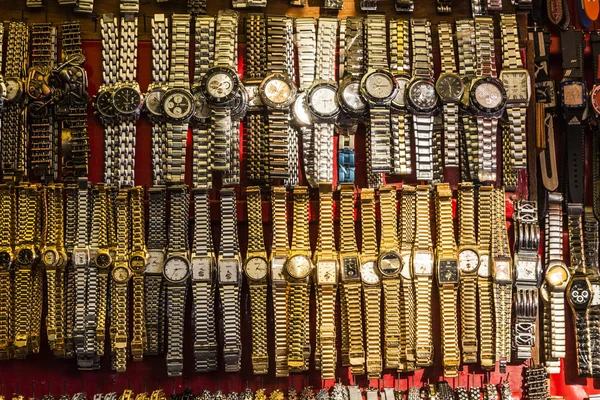 Złote zegarki patrząc na rynku Meena Bazaar w Delhi, Ind — Zdjęcie stockowe