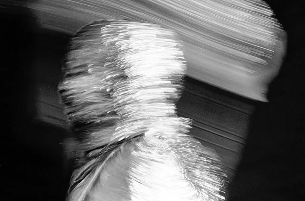 Reflet d'un homme en mouvement en noir et blanc — Photo