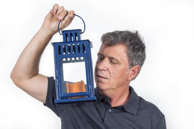 bir el feneri tutan adam