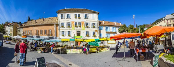 Ludzie w cotygodniowych lokalnego rynku w Seyne, Francja — Zdjęcie stockowe