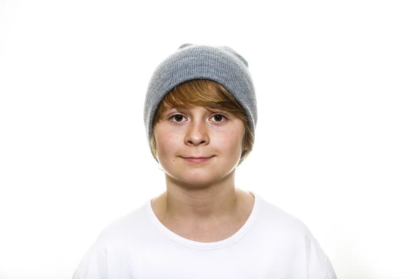 Junge bewegt seinen Kopf und Haare fliegen — Stockfoto