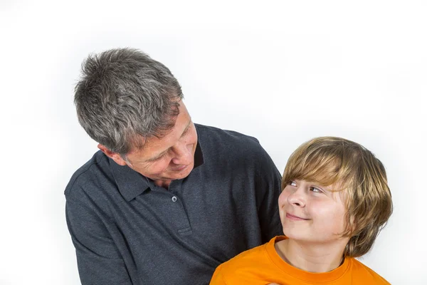 Vater und Sohn umarmen sich — Stockfoto