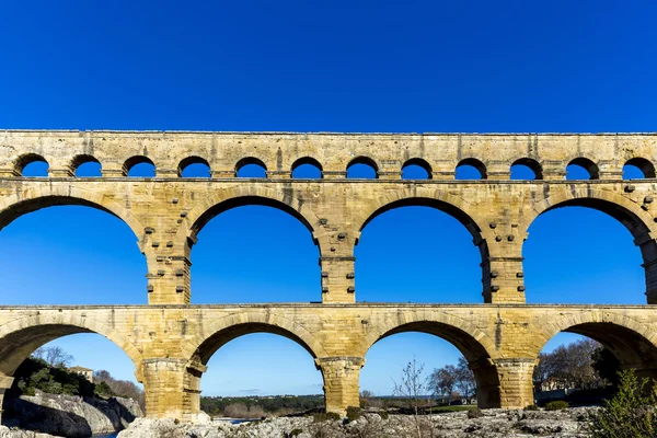 Pont du Gard é um antigo aqueduto romano perto de Nimes — Fotografia de Stock