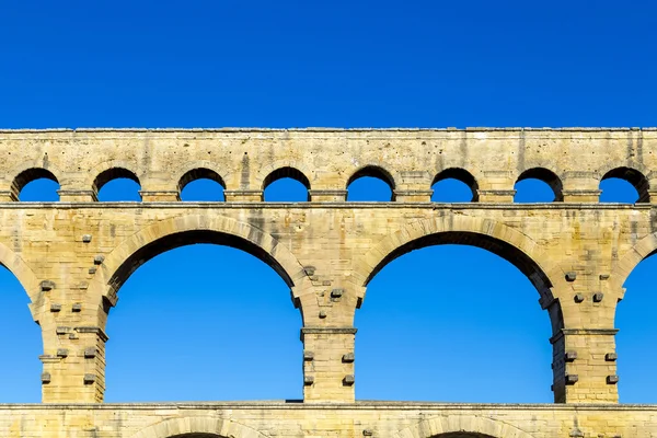 Pont du Gard é um antigo aqueduto romano perto de Nimes — Fotografia de Stock