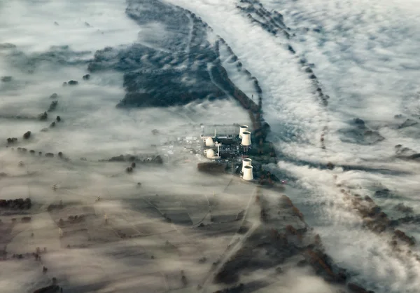 Aérea do vale do Reno Paisagem em nevoeiro com postes elétricos e — Fotografia de Stock
