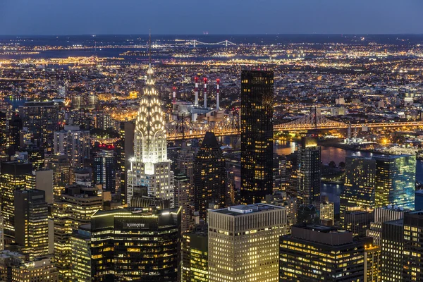 Chrysler Building ночью в Манхэттене, Нью-Йорк — стоковое фото