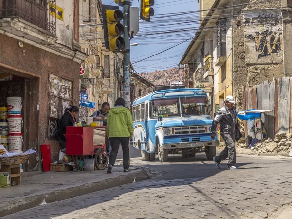 Vue de rue typique de la vieille ville avec les gens et le bus — Photo