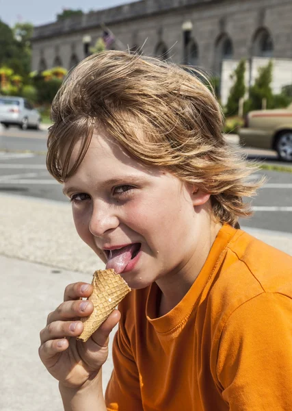 Menino comendo um saboroso sorvete — Fotografia de Stock