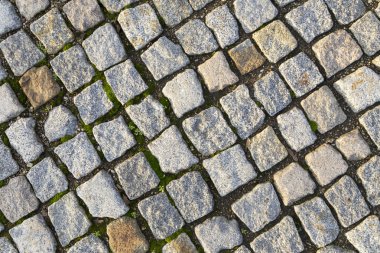 Arnavut kaldırımı taş tuğla yürüyüş yolları arka planda kırmızı ve gri